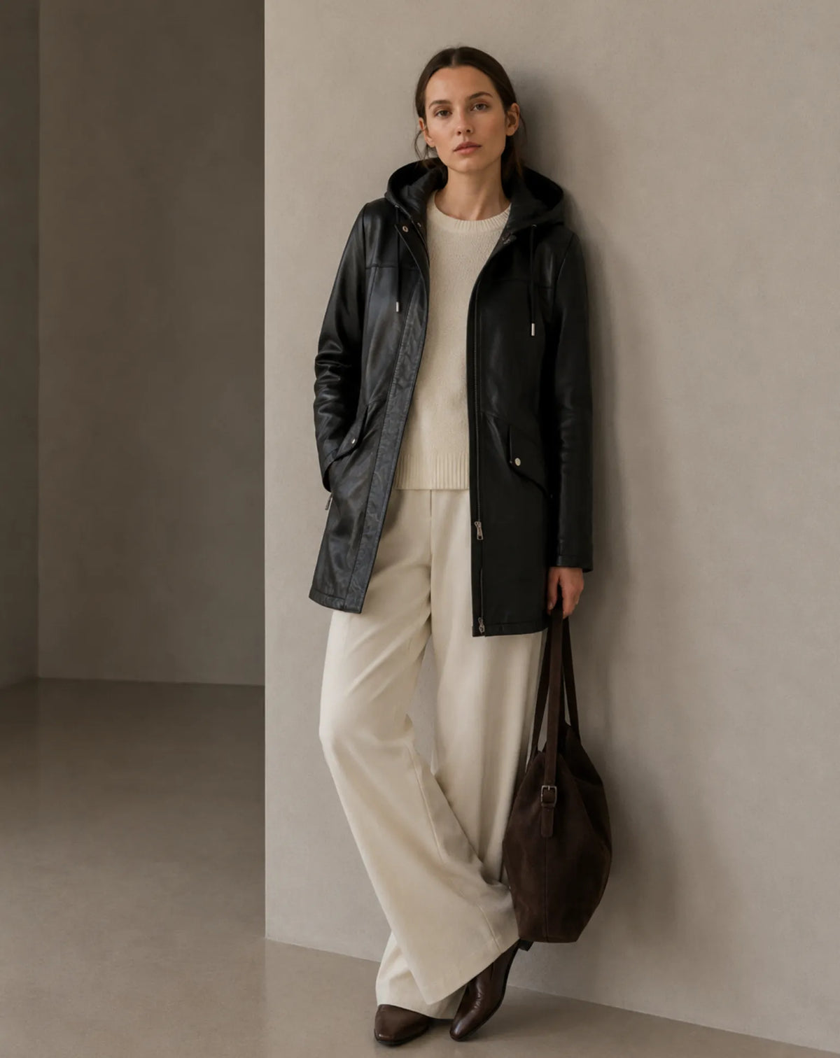 MANDRI — Parka oversized de napa negra con capucha TORRAS, look completo