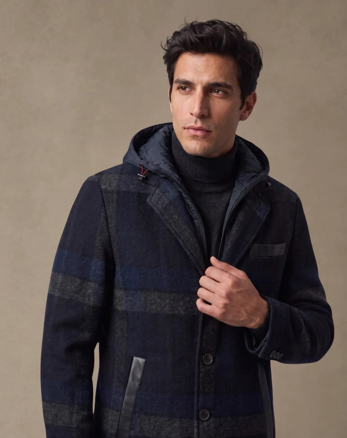 TUSET — Abrigo de lana a cuadros con capucha técnica TORRAS, detalle look hombre