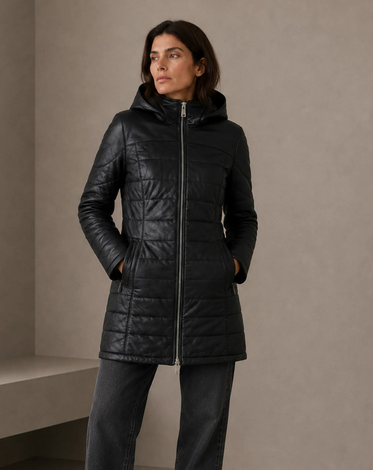 BONANOVA — Chaqueta entallada de napa acolchada negra con capucha TORRAS, look frontal