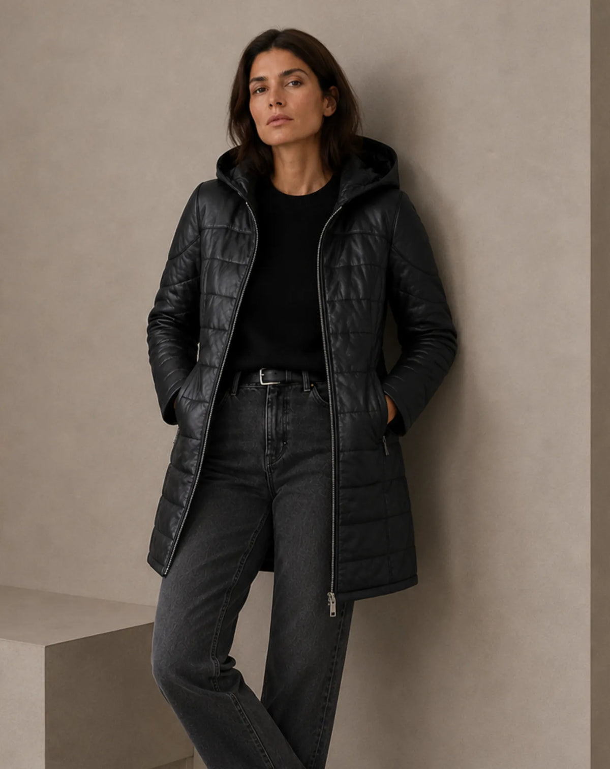 BONANOVA — Chaqueta entallada de napa acolchada negra con capucha TORRAS, look abierto