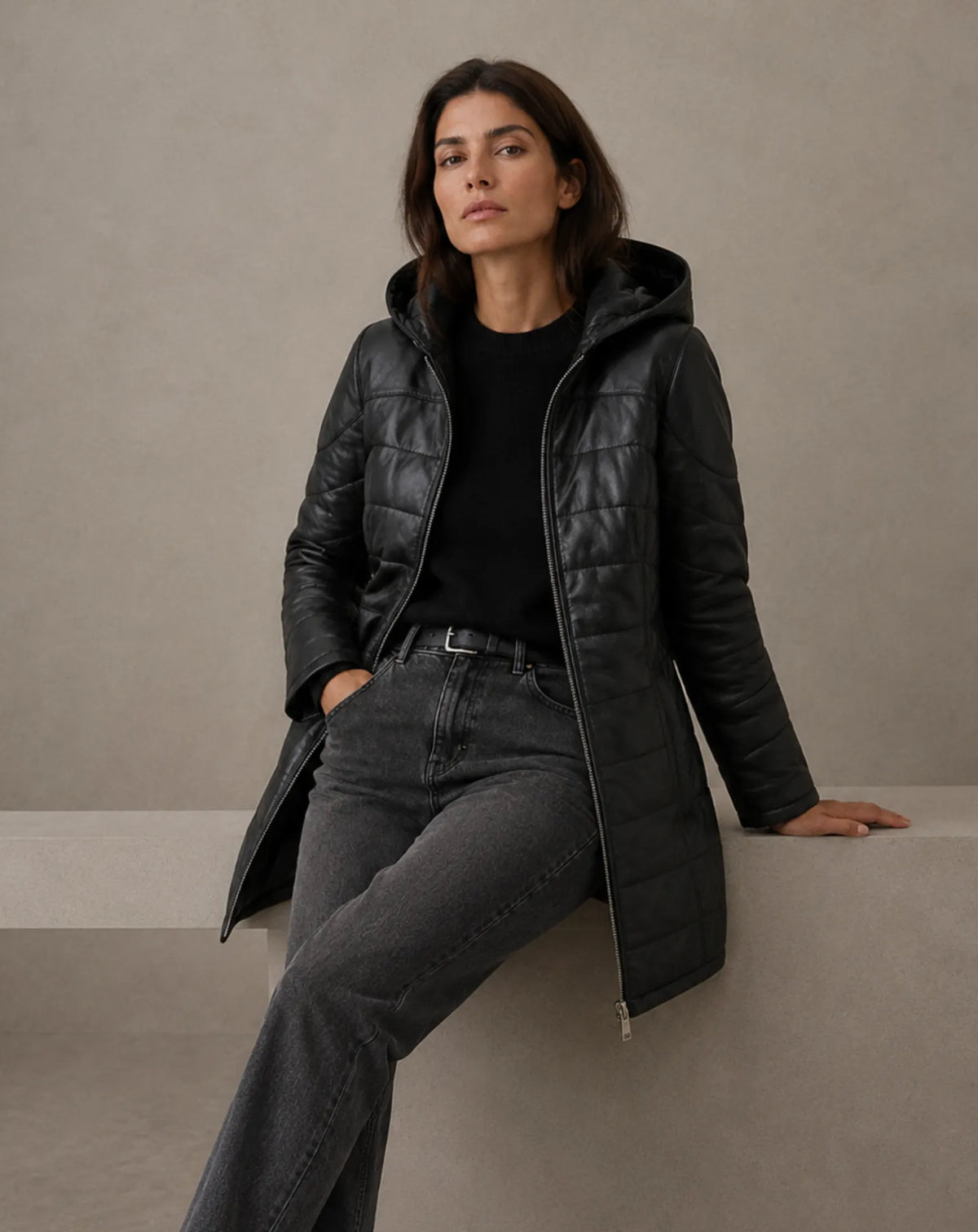 BONANOVA — Chaqueta entallada de napa acolchada negra con capucha TORRAS, look sentado