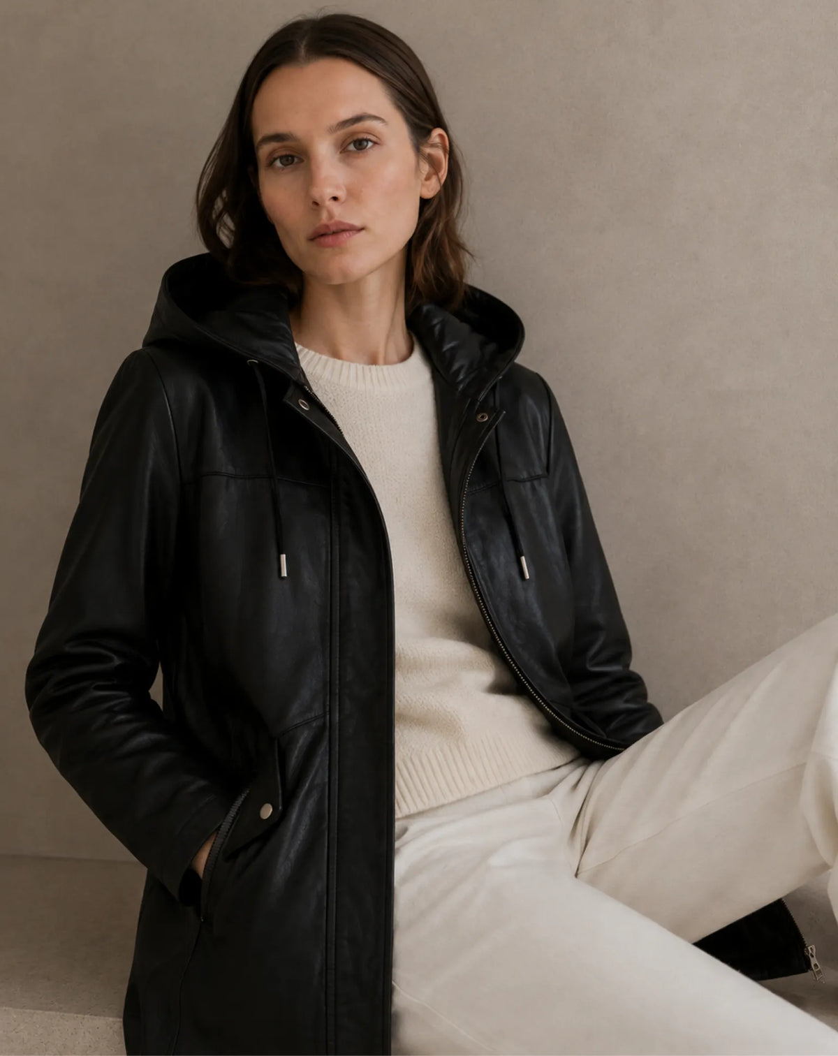 MANDRI — Parka oversized de napa negra con capucha TORRAS, detalle